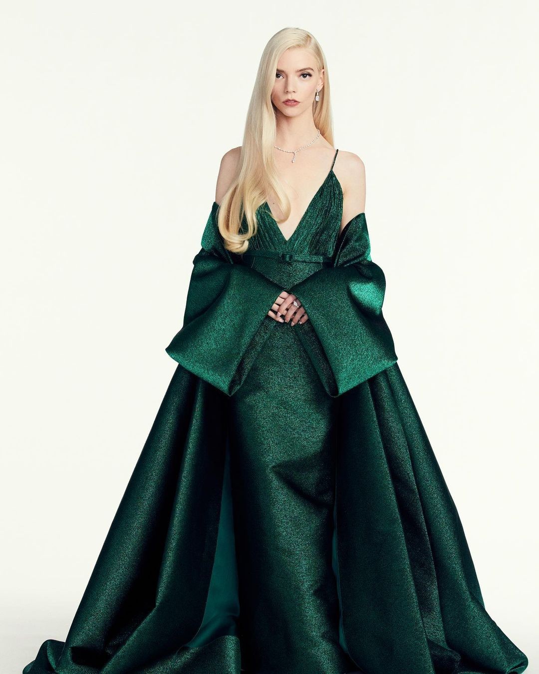 Anya Taylor-Joy, atriz de 'O Gambito da Rainha', ganha prêmio no 'Oscar da  Moda' com look extravagante