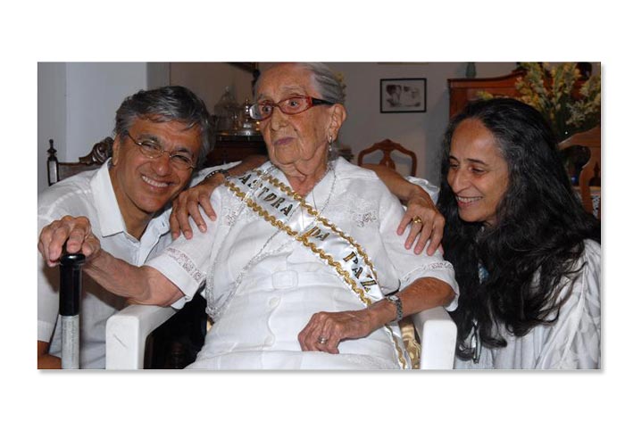 Dona Canô com os filhos Caetano Veloso e Maria Bethânia - Foto: Reprodução