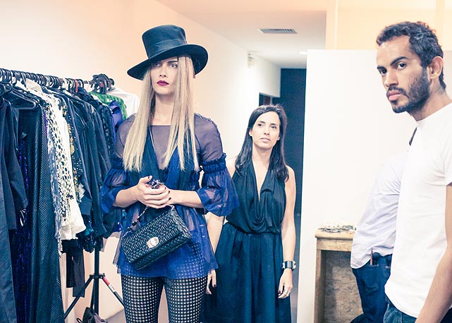 Ana Claudia com Flavia Lafer e Adelmo Firmano no camarim - Foto: Giselle Galvão/Harper’s Bazaar
