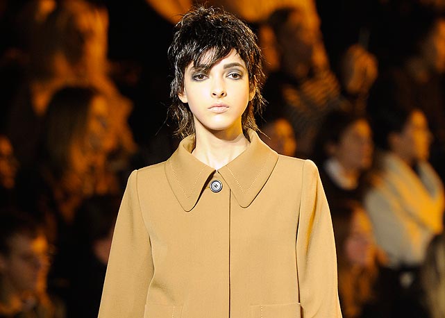Clarice Vitkauskas desfila com os pés colados para Marc Jacobs - Foto: Getty Images
