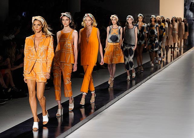 Fernanda Lima lidera a fila final do desfile da Forum - Foto: Agência Fotosite