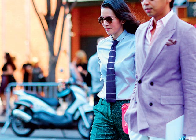 A stylist Tina Leung escolhe gravata retrô – Foto: Reprodução/Harper’s Bazaar