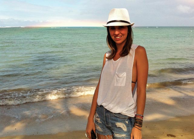 A estilista Andrea Viera nas areias havaianas - Foto: Reprodução/Harper's Bazaar