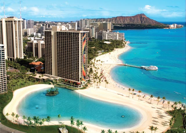 Hotel Hiltont e a praia de Waikiki - Foto: Reprodução/Harper's Bazaar