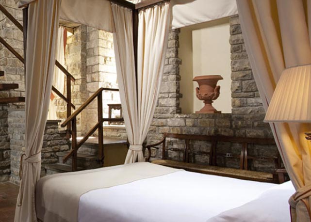 A suite Torre tem decoração medieval - Foto: Divulgação