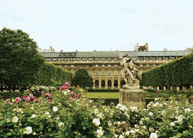 Fachada do século 18 do novo Grand Hotel du Palais Royal  - Foto: Harper's Bazaar