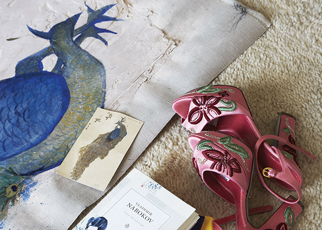 Sapatos de cetim Sergio Rossi e desenho de pavão feito por Lily - Foto: Reprodução/Harper's Bazaar
