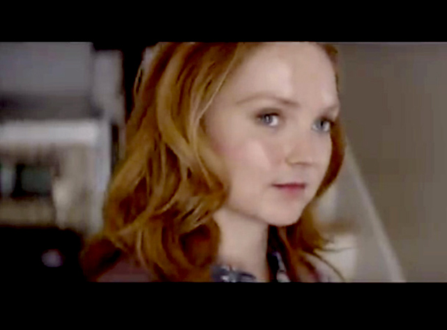 Lily Cole em cena do clipe "Sacrilege" - Foto: Reprodução