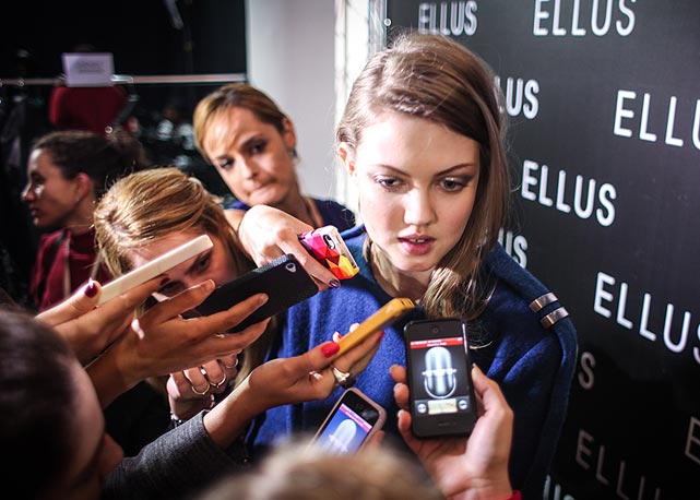 Lindsey Wixson assediada no backstage da Ellus - Foto: Marina Ab