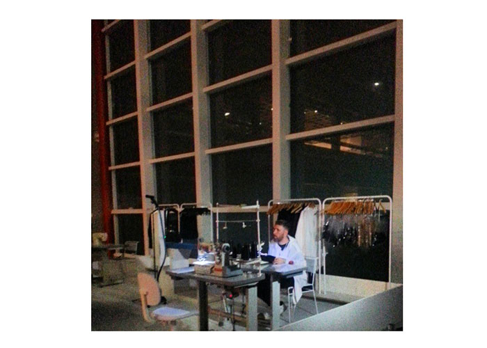 Alexandre Herchcovitch costurando no Sesc Belenzinho - Foto: Reprodução/Instagram