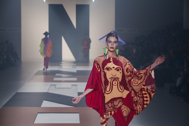 Vivi Orth no desfile da Neon - Foto: Ag. Fotosite