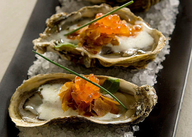 Um dos pratos disponíveis no buffet: Ostras com leite de coco e ovas - Foto: Romulo Fialdini