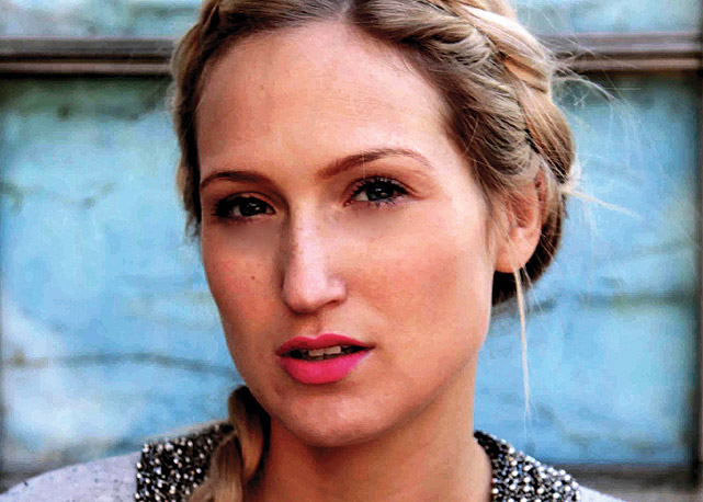 A designer Sophia Webster, criadora das sandálias mais desejadas da Europa - Foto: Reprodução/Harper's Bazaar
