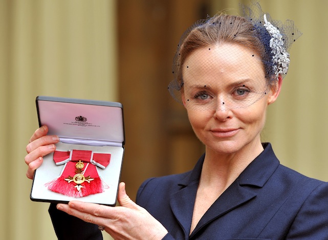 Stella McCartney recebe OBE no Palácio de Buckingham - Foto: Getty Images