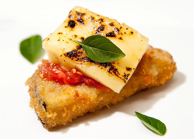 A clássica de Tomate com Jámon e o Brie gratinado com tomate catalão e berinjela empanada também está entre uma das cinco opções de tapas - Foto: Divulgação