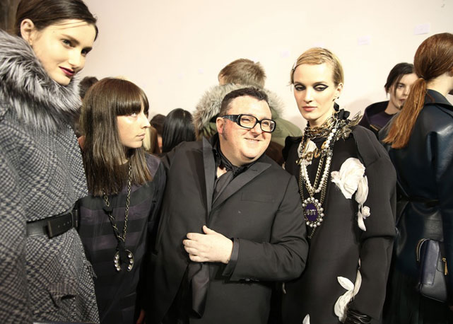 Alber Elbaz no backstage de inverno 2013 da Lanvin - Foto: Getty Images