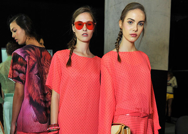 Bazaar no backstage da Alessa, minutos antes de o desfile começar! - Foto: Agência Fotosite