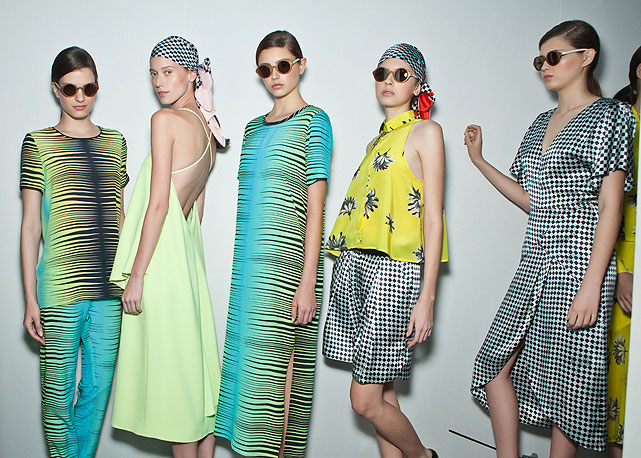 Bazaar no backstage de Andrea Marques, minutos antes de o desfile começar - Foto: Paulo Reis/Harper's Bazaar