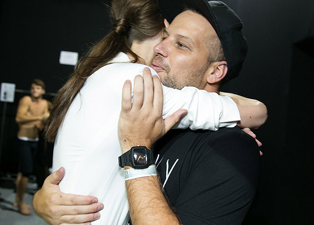 Diane Conterato abraça Cadinho, ao final do desfile da Ausländer - Foto: Anna Clara Carvalho/Harper's Bazaar