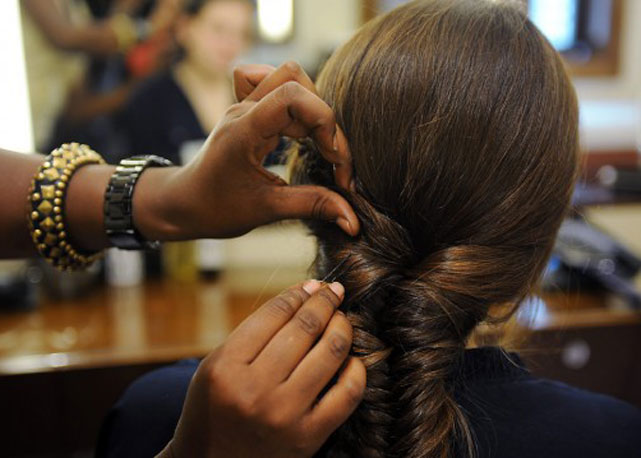 Dentro do tradicional salão John Bar¬rett, no 9o andar da Bergdorf Goodman, é possível escolher entre variações dos penteados no Ponytail Bar ou Braids Bar - Foto: Reproduçao