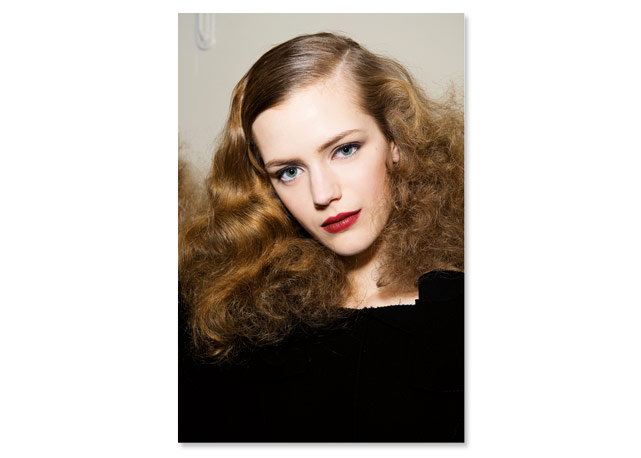O gel na raiz do cabelo mantém o penteado no lugar como vemos no desfile de invenro 2014 da Bottenga Veneta - Foto:Reprodução/Harper's Bazaar