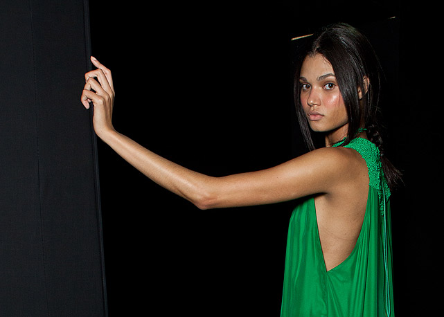 Bazaar no backstage da Cantão, minutos antes de o desfile começar - Foto: Paulo Reis/Harper's Bazaar