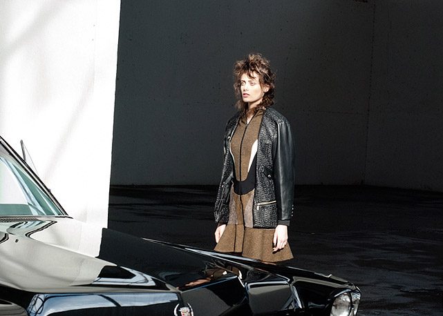 Thairine Garcia ao lado de um carro de colecionador, um Cadillac de 1968 - Foto: Giselle Galvão