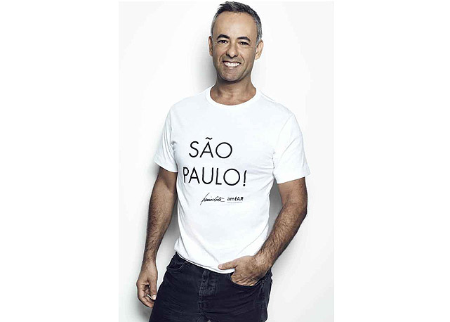 Francisco Costa veste sua camiseta para a AmfAR - Foto: Divulgação
