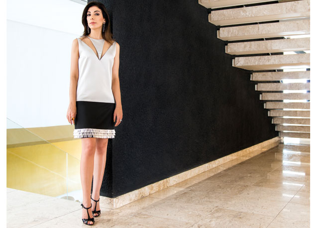 A promotora Helena Capela, de vestido, R$ 3.258, Pedro Lourenço, joias H.Stern e Natan e sandálias Christian Louboutin de seu acervo pessoal - Foto: Nicole Fialdini/Harper's Bazaar