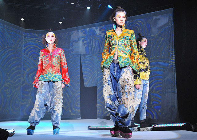 Muitas cores na moda de Kansai Yamamoto - Foto: Divulgação