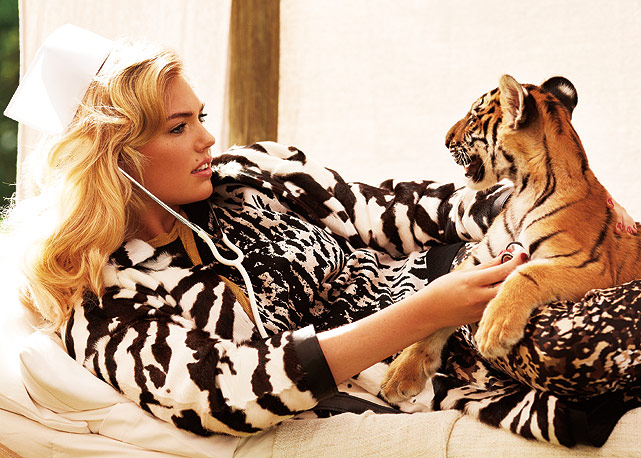 Kate no editorial de Carine Roitfeld para a Bazaar de maio – Foto: Sebastian Faena/ Divulgação