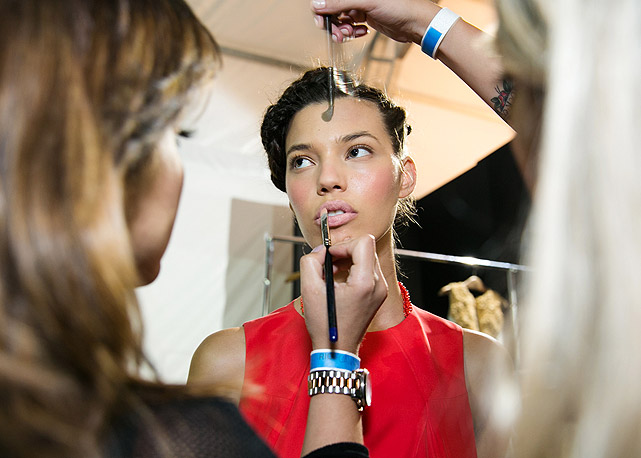 Retoques finais na maquiagem - Foto: Anna Clara Carvalho/Harper's Bazaar