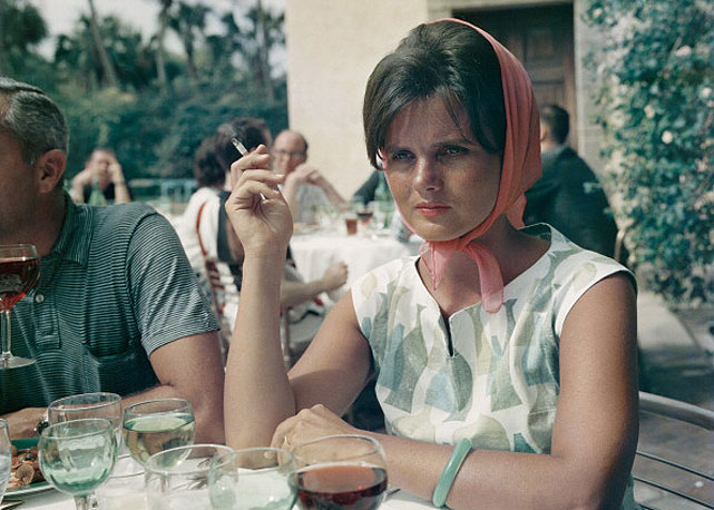 Lilly Pulitzer em uma pool party na Flórida, usando uma de suas criações, em 1961 - Foto: Getty Images