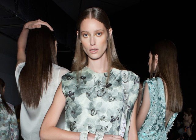 Bazaar no backstage da Maria Filó, minutos antes de o desfile começar - Foto: Paulo Reis/Harper's Bazaar