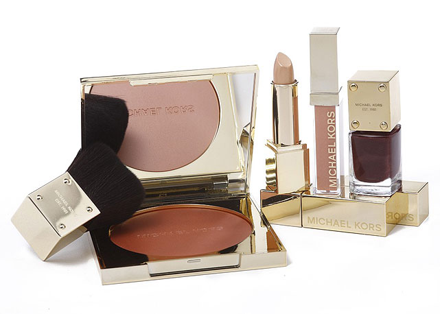 Alguns produtinhos da linha inédita de cosméticos de Michael Kors - Foto: Divulgação
