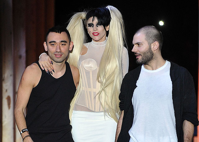 Nicola Formichetti, Lady Gaga e Sebastian Peigne no desfile de inverno 2012 da Thierry Mugler - Foto: Getty Images