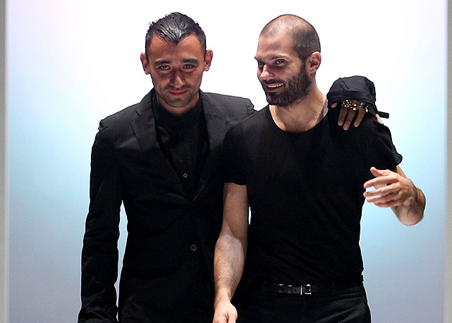 Nicola Formichetti com Thierry Mugler na passarela de Singapura, em maio de 2012 - Foto: Getty Images