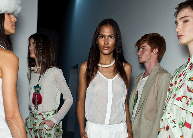 Bazaar no backstage da OESTUDIO, minutos antes de o desfile começar - Foto: Paulo Reis/Harper's Bazaar