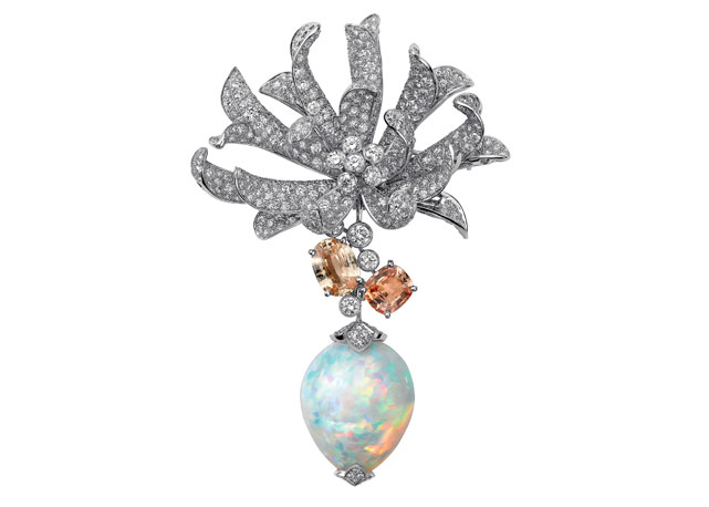 Broche de platina, opala, safiras laranjas e diamantes Cartier - Foto: Reprodução/Harper's Bazaar