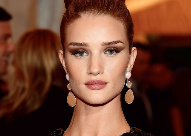 A modelo Rosie Huntington-Whiteleycom brincos de opalas rosas e selenitos - Foto: Reprodução/Harper's Bazaar