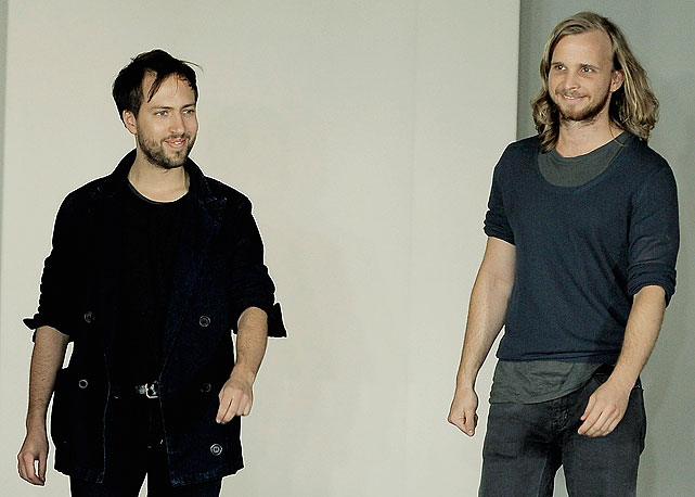 Peter Pilotto e Christopher De Vos, na semana de moda de Londres - Foto: Getty Images