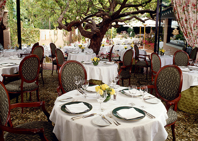 A área externa do restaurante Polo Lounge, no tradicional Beverly Hills - Foto: Reprodução/ Harper's Bazaar