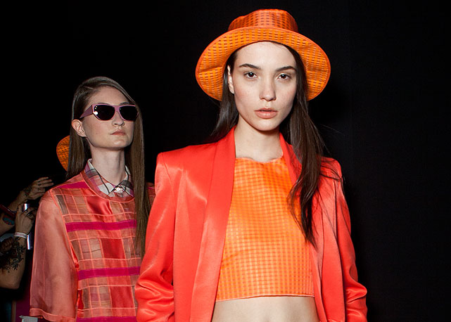 Bazaar no backstage da Sacada, minutos antes do desfile - Foto: Paulo Reis/Harper's Bazaar