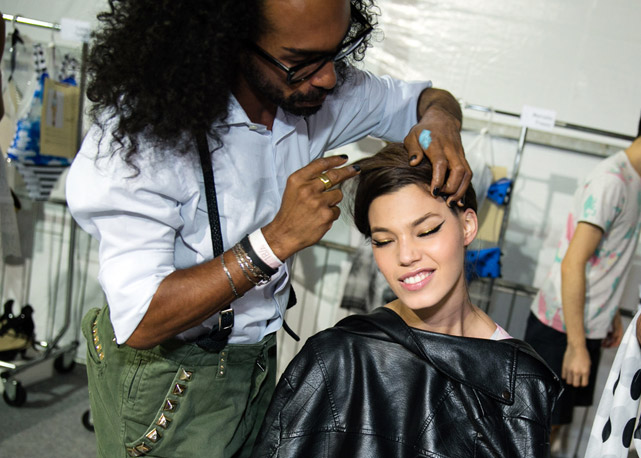 Max Weber prepara a beleza da Salinas - Fotos: Anna Clara Carvalho/Harper's Bazaar
