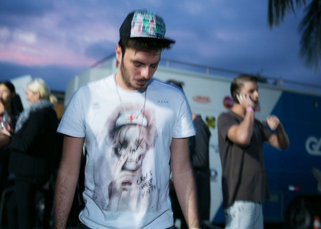 Thiago Marcon respira um pouco fora do backstage da 2nd Floor - Foto: Anna Clara Carvalho/Harper's Bazaar