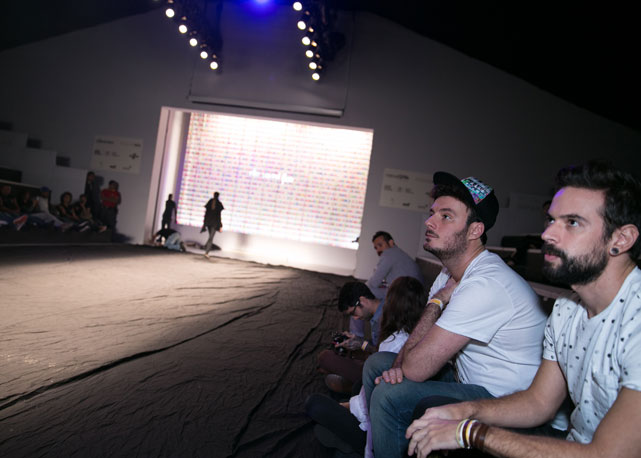 Thiago observa tudo da fila A - Anna Clara Carvalho/Harper's Bazaar
