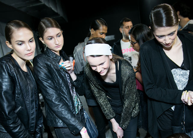 Modelos batem-papo aguardando o começo do show - Foto: Anna Clara Carvalho/Harper's Bazaar