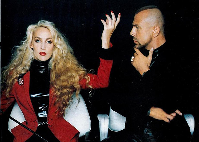 Thierry Mugler com Jerry Hall, fotografados por Helmut Newton - Foto: Reprodução
