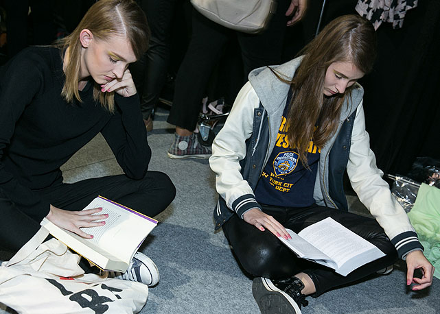 Modelos aguardam no backstage da Iódice - Foto: Anna Clara Carvalho/Harper's Bazaar