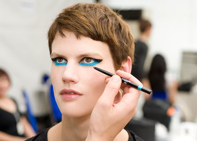 Stylo Yeux Waterproof Maquiadora finalizando a maquiagem com o Stylo Yeux Waterproof True Blue 57 - Foto: Divulgação/ Vincent Lappartient